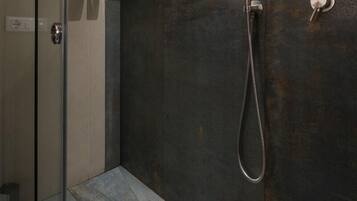 Chambre Double, salle de bains privée | Salle de bain | Chaussons
