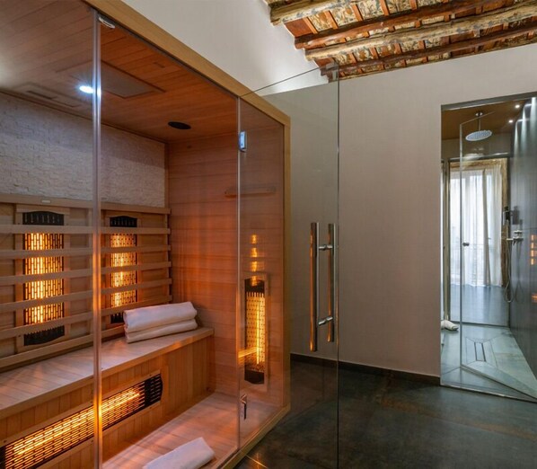 Deluxe Double Room | Iron/ironing board, free WiFi