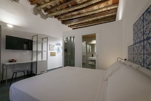 Deluxe Double Room | Iron/ironing board, free WiFi - Ballarooms Experience (Palermo)