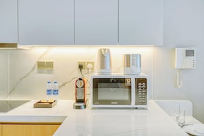 ラグジュアリー スタジオ バルコニー | 専用キッチン | 大型冷蔵庫、電子レンジ、オーブン、コンロ