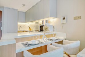 Luxury Studio, Balcony | In-room dining