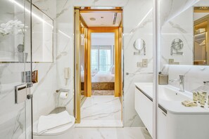 Luxury-Studio, Balkon | Badezimmer | Dusche, Haartrockner, Handtücher, Seife