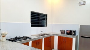 Microwave, stovetop - Enjoyable 4-bedroom house with AC in Panglao (Panglao)