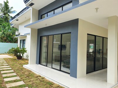 Enjoyable 4-bedroom house with AC in Panglao