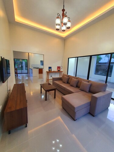 Enjoyable 4-bedroom house with AC in Panglao