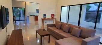 Enjoyable 4-bedroom house with AC in Panglao