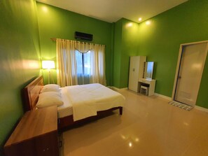 4 bedrooms, iron/ironing board, internet, bed sheets