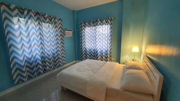 4 bedrooms, iron/ironing board, internet, bed sheets