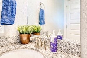 Regadera, secadora de cabello, toallas 