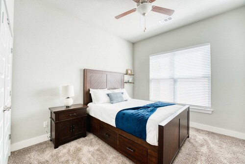 Walk-to-Campus 6BR Retreat - Steps to Razorback Stadium & UA