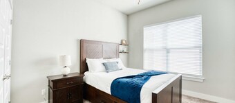 Walk-to-Campus 6BR Retreat - Steps to Razorback Stadium & UA