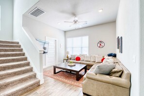 Een televisie, een open haard en een kantoor