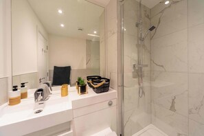 Shower, hair dryer, towels, shampoo - Stylish 2BR Apartment at Trinity Point, Gravesend (Gravesend)