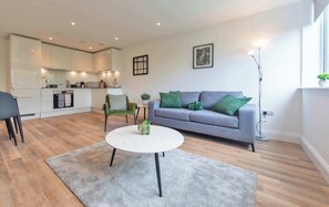 Fernseher, Tischfußball, Arbeitsbereiche