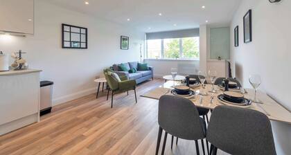 Stylish 2BR Apartment at Trinity Point, Gravesend