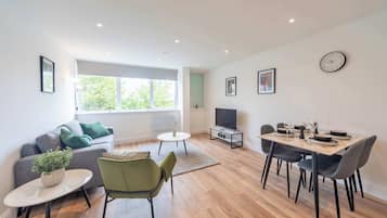 Una televisión, una oficina