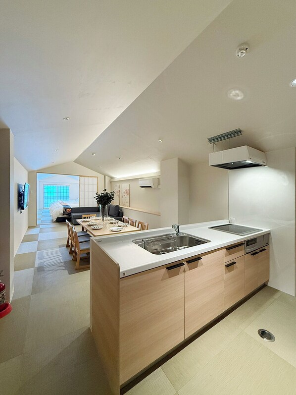 Luxury Apartment | Private kitchen | Electric kettle - bHotel Miyajima Omotesando 31 (Hatsukaichi)