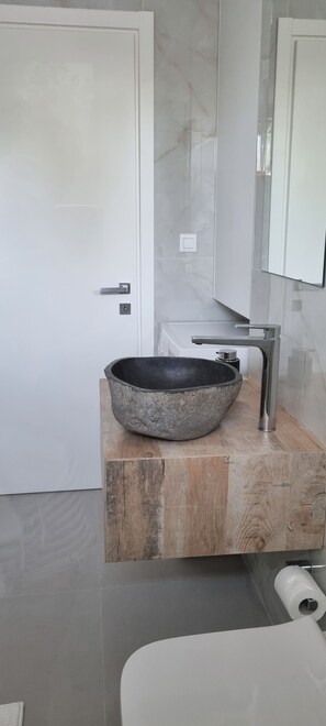 Haartrockner, Handtücher, Seife, Toilettenpapier