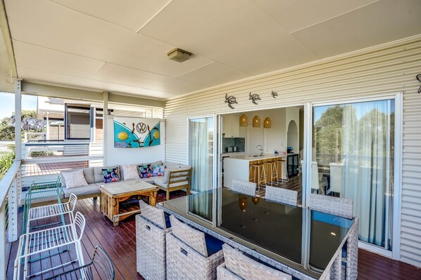Outdoor dining - DINGA COASTAL HAMPTONS (Aldinga Beach)