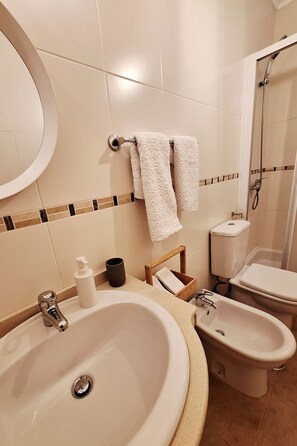 Douche, séchoir à cheveux, bidet, serviettes fournies