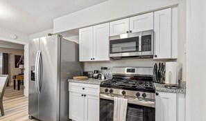 Frigorifero, microonde, forno, piano cottura