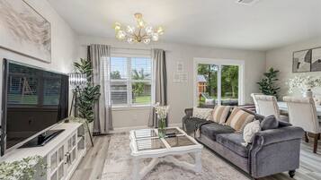 Televisor intel·ligent, futbolí, taula de tennis de taula i oficines