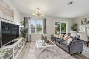 Smart TV, futbolito, tenis de mesa y oficina