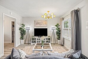 Smart TV, tavolo da calcetto, tavolo da ping pong, studio