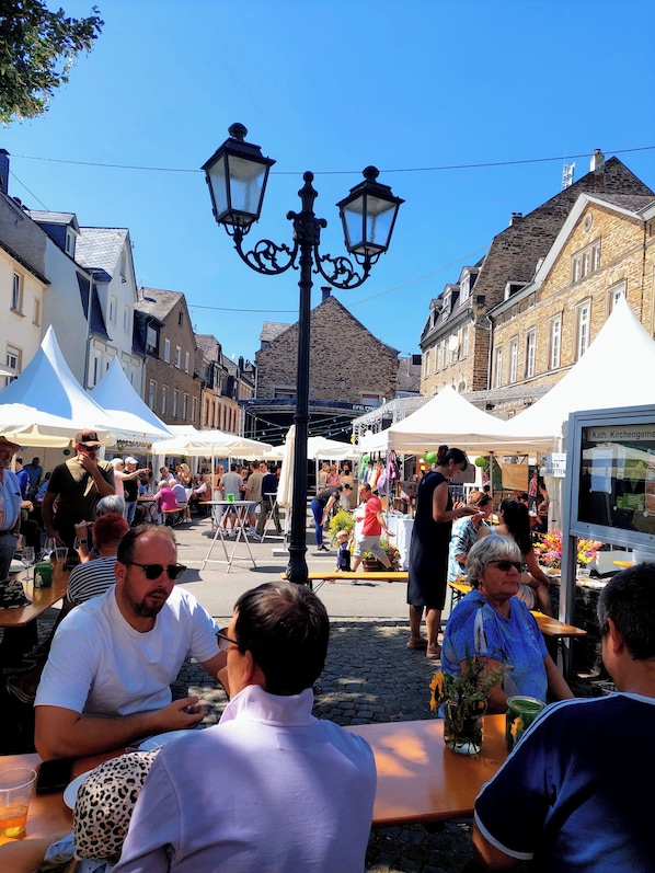 Outdoor dining - Vacation apartment "Beim alten Pfarrhaus" (Zell (Mosel))