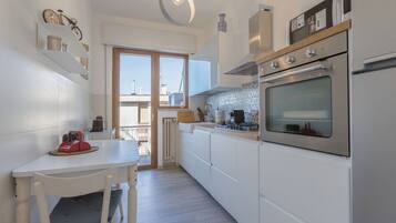 Microondas, horno, placa de cocina, lavavajillas