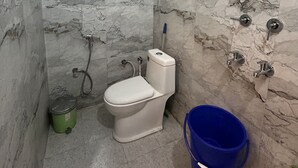 Douche, serviettes fournies, savon, shampoing