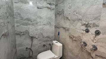 Douche, serviettes fournies, savon, shampoing