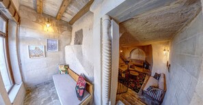 Chambre Sénior double | Décor unique, ameublement unique, accès au Wi-Fi (inclus)