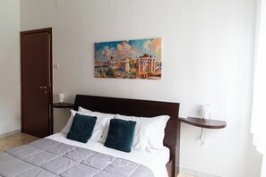2 bedrooms, desk, iron/ironing board, travel crib