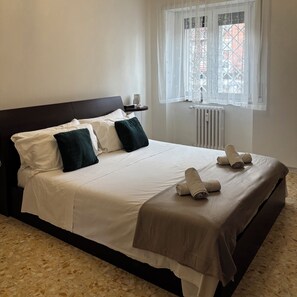 2 bedrooms, iron/ironing board, travel cot, free WiFi