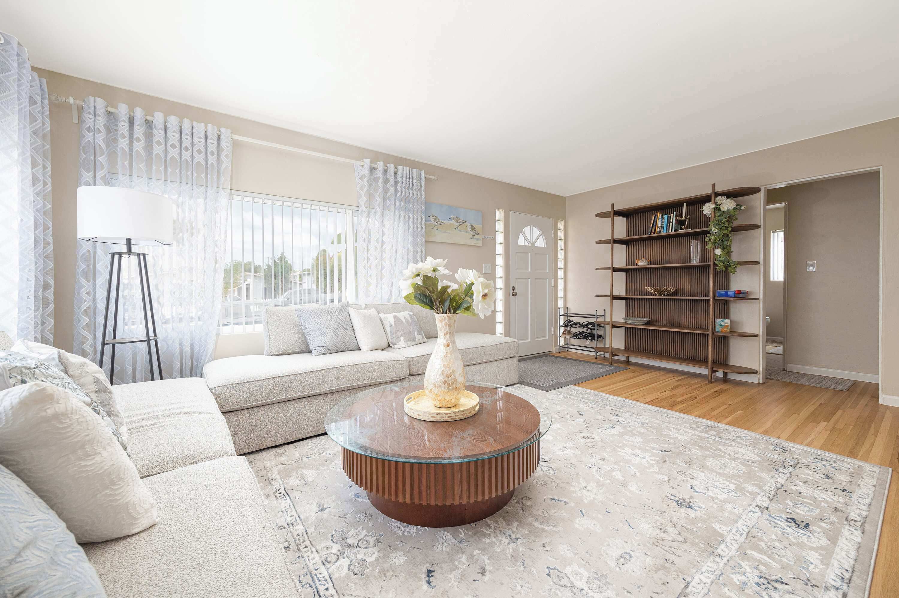 TV, bøker og kontorer