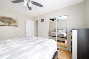 3 Schlafzimmer, Schreibtisch, Bügeleisen/Bügelbrett, Reisekinderbett