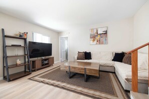 Fernseher, Bücher, Arbeitsbereiche