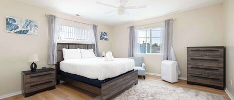 6 間睡房、書桌、熨斗/熨衫板、可攜式嬰兒床