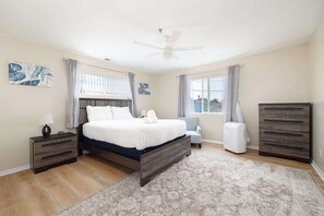 6 Schlafzimmer, Schreibtisch, Bügeleisen/Bügelbrett, Reisekinderbett