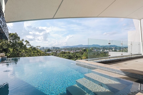 4BRHilltop Villa Pool Views Jacuzzi V203