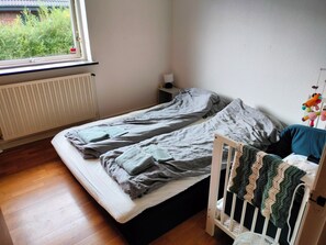 4 عدّة غرف نوم وواي فاي وملاءات أسرّة