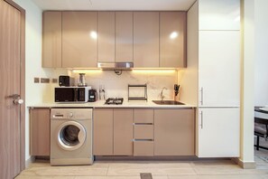 Comfort Studio, Balcony, City View | Private kitchen | Full-size fridge, microwave, oven, stovetop