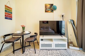 Comfort Studio, Balcony, City View | In-room dining