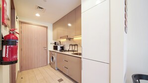 舒適開放式客房, 露台, 城市景 | 私人廚房 | 大型雪櫃/冰箱、微波爐、焗爐、爐具