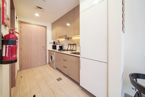 舒適開放式客房, 露台, 城市景 | 私人廚房 | 大型雪櫃/冰箱、微波爐、焗爐、爐具