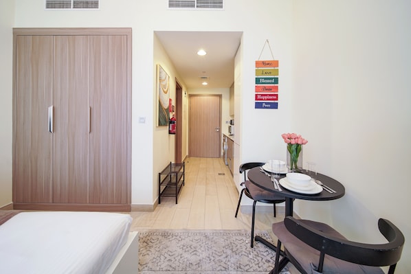 Comfort Studio, Balcony, City View | In-room dining