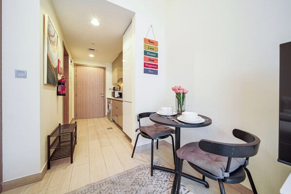 Comfort-Studio, Balkon, Stadtblick | Essbereich im Zimmer