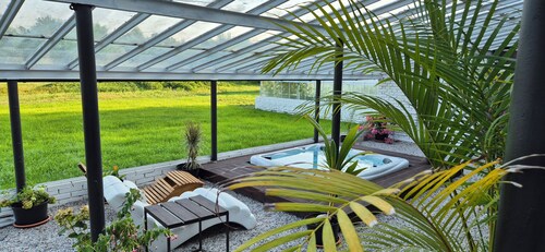 Unique and Private Country House with Sauna, Jacuzzi and Hawaiian Hothouse Spa!