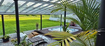 Unique and Private Country House with Sauna, Jacuzzi and Hawaiian Hothouse Spa!